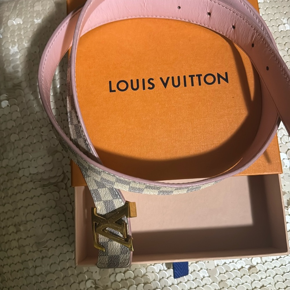 Louis Vuitton belt with good logo